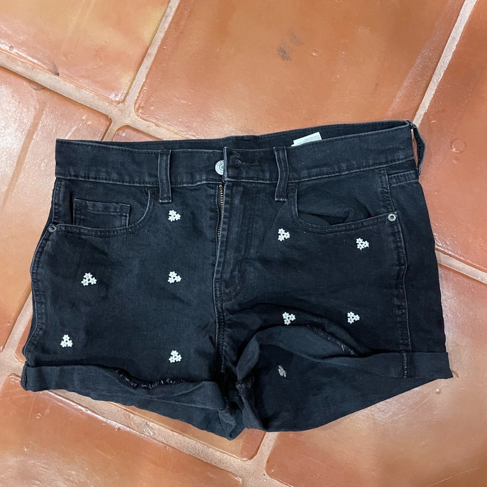 Size 4 embroidered Oldnavy black denim shorts